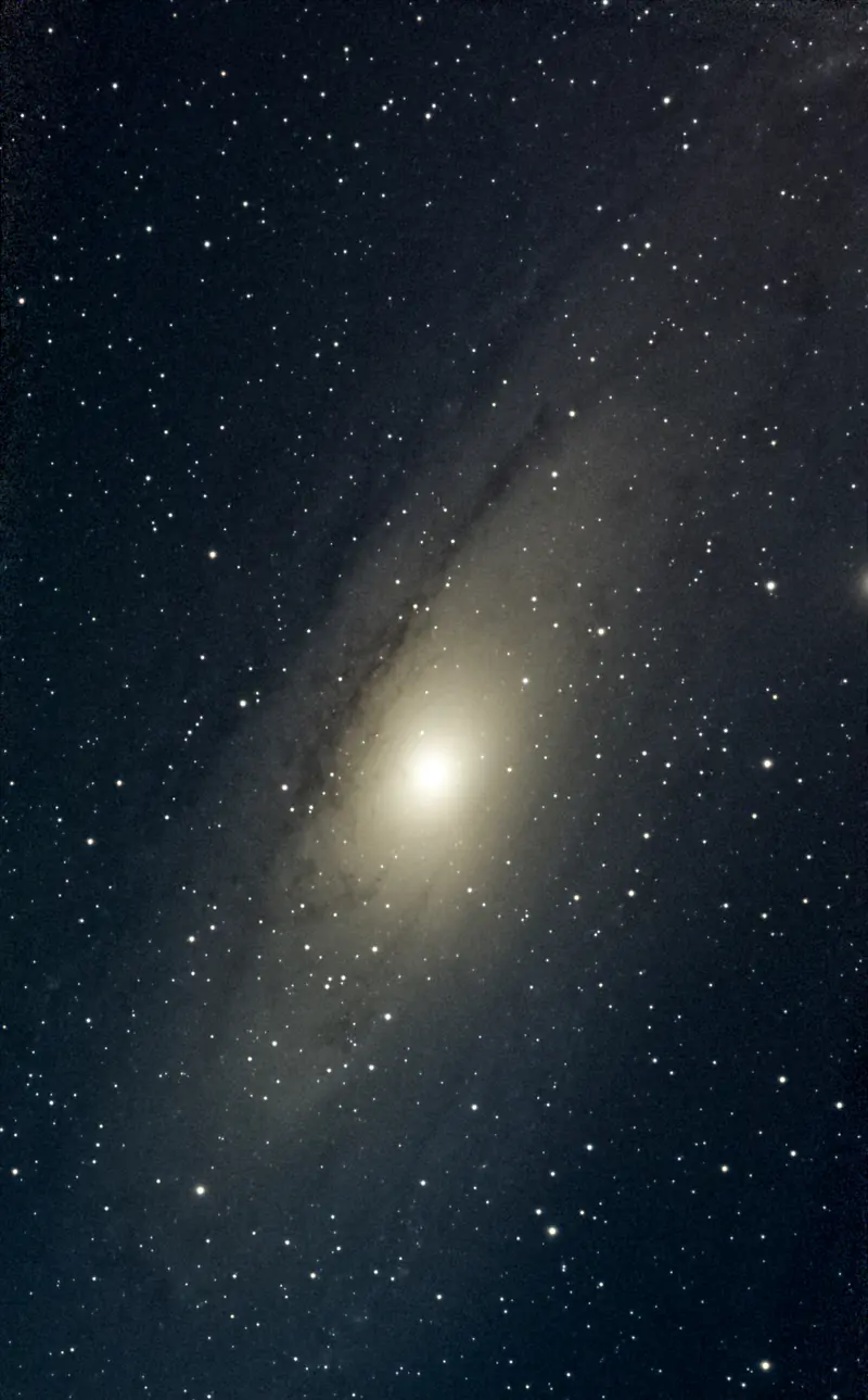 La galaxia de Andrómeda, un óvalo luminoso rodeado de estrellas