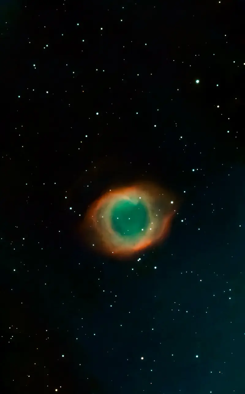 La nebulosa Helix, un anillo de gas naranja con el centro verde