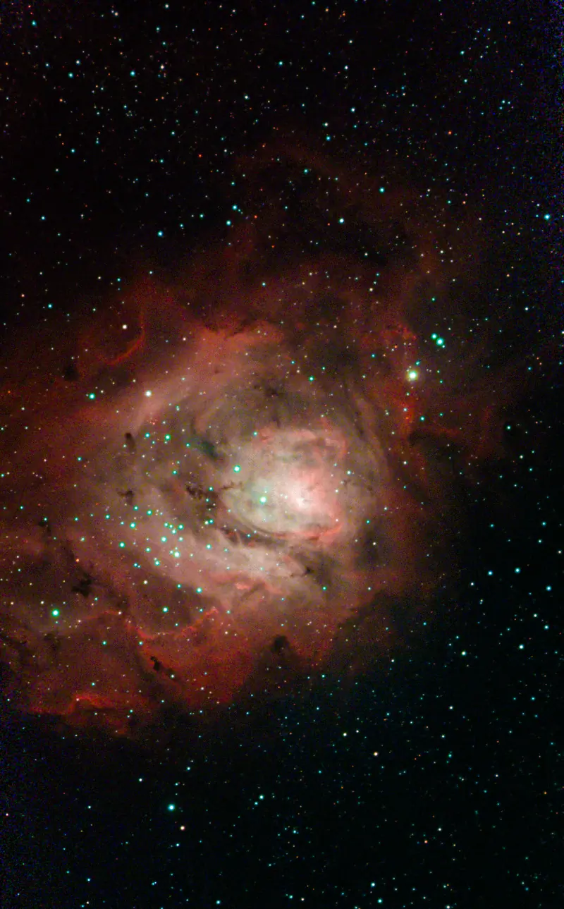 La nebulosa de la Laguna, una nube roja de gas con un núcleo brillante