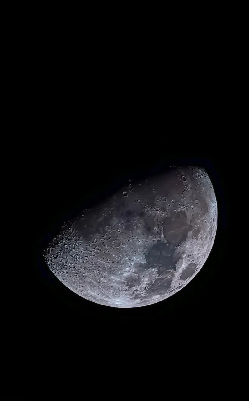 La Luna en fase gibosa con los cráteres del borde muy marcados