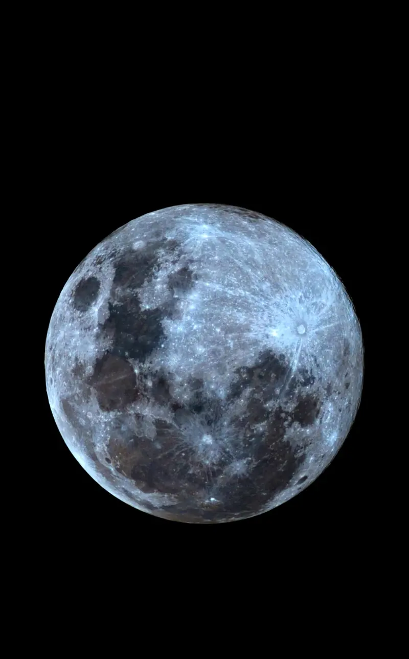La Luna casi llena con tonos azulados y los cráteres visibles