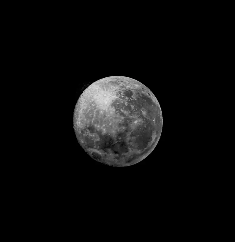 La Luna llena en blanco y negro, con los mares y cráteres bien marcados