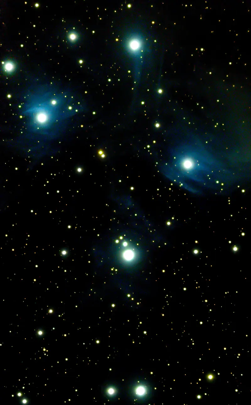 Las Pléyades, estrellas azules envueltas en un velo de polvo