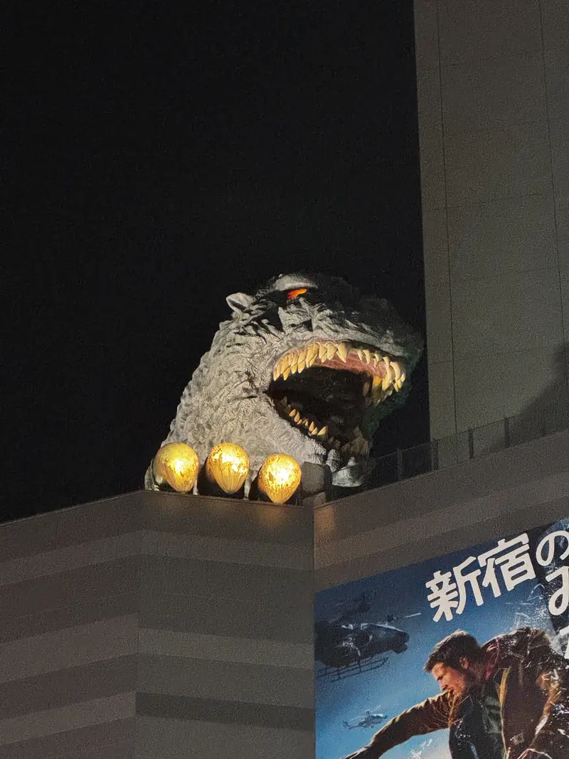 La cabeza de la estatua de Godzilla sobre la fachada de un edificio en Shinjuku