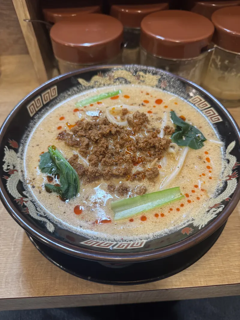 Un tazón de ramen tantanmen visto desde arriba