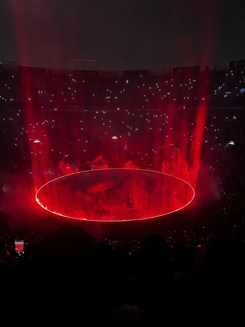 Un anillo de luz roja proyectado sobre el escenario en un concierto