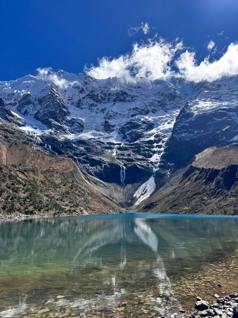 La laguna Humantay con las montañas nevadas reflejadas en el agua
