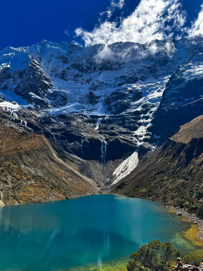 La laguna Humantay de agua turquesa al pie de montañas nevadas