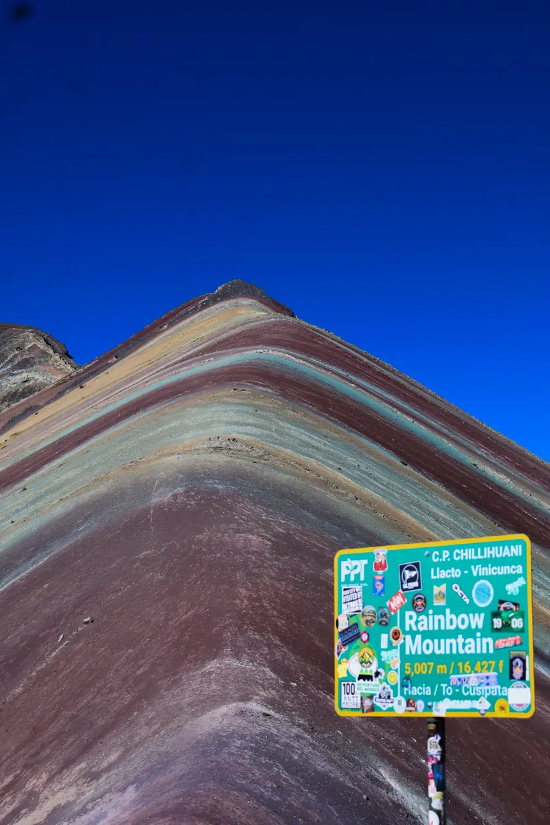Las franjas de colores de la montaña Vinicunca contra un cielo azul profundo