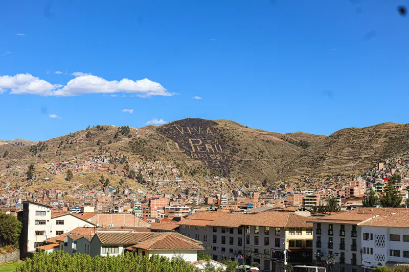 Vista de un pueblo de tejados rojos al pie de unos cerros